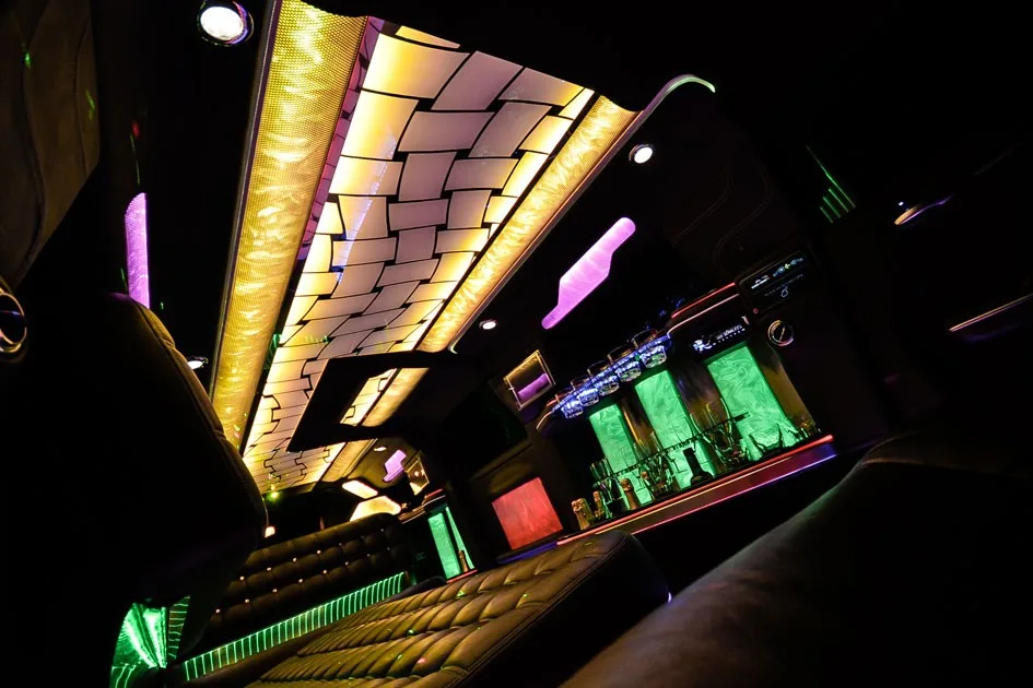 Glasdecke und Bar im Innenraum des Chrysler 300C mit Farbwechsel
