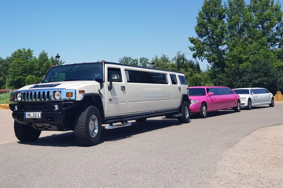 Die STARDRIVE-Flotte hintereinander: weißer Hummer H2, pinker Lincoln und weißer Chrysler 300C
