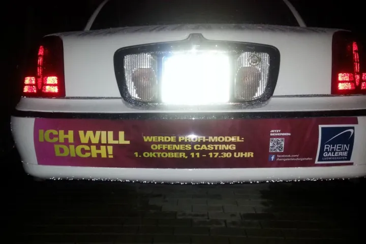 Heck einer Limousine mit Werbebeklebung