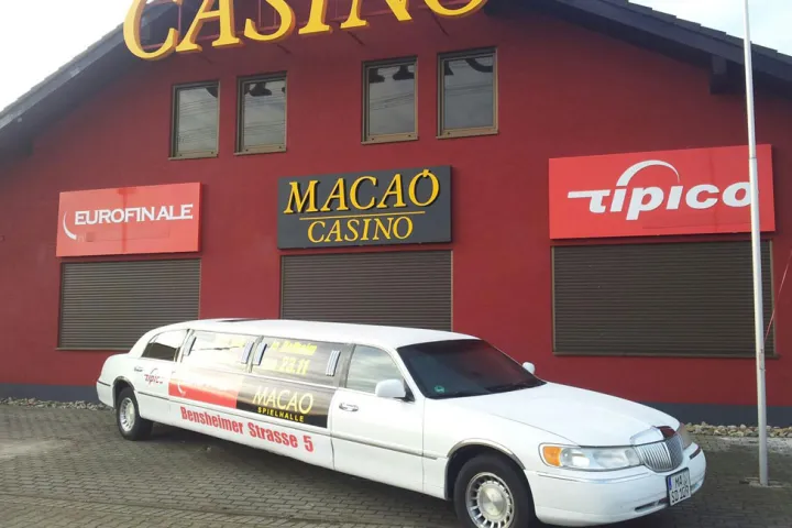 Limousine mit Werbefolie vor einem Casino
