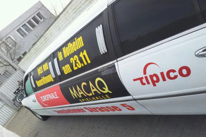 Werbebeklebung an der Seite einer Limousine in der Nahaufnahme
