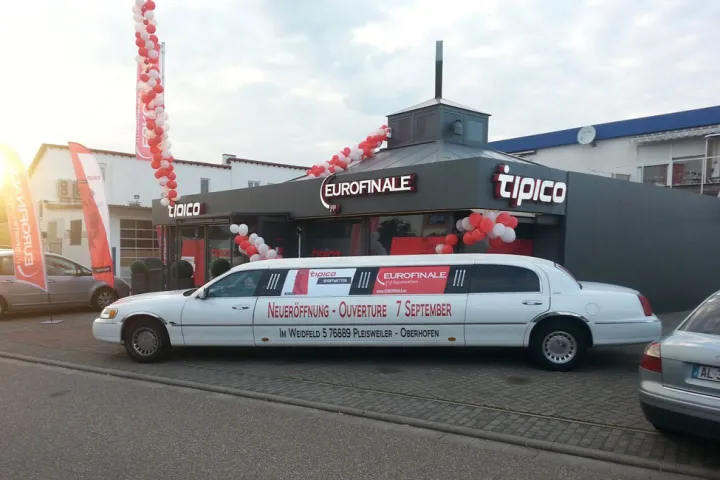 Limousine bei einer Eröffnungsfeier mit Luftballons