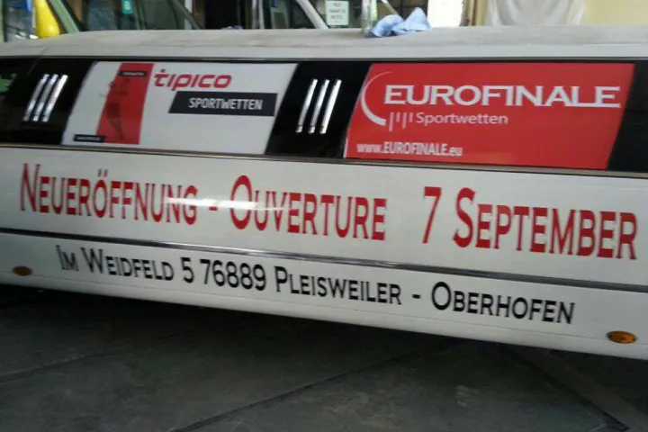 Werbebeklebung an der Limousinenseite