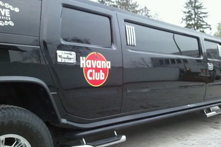 Schwarze Limousine mit Club-Logo