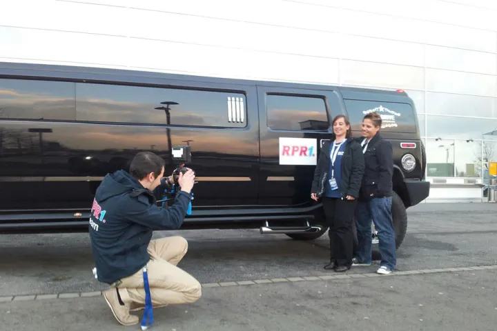 Fotograf vor einer schwarzen Limousine