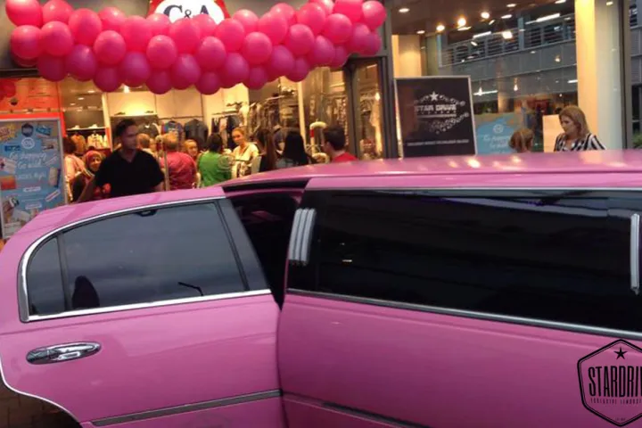 Pinke Limousine mit Luftballons bei einer Eröffnung