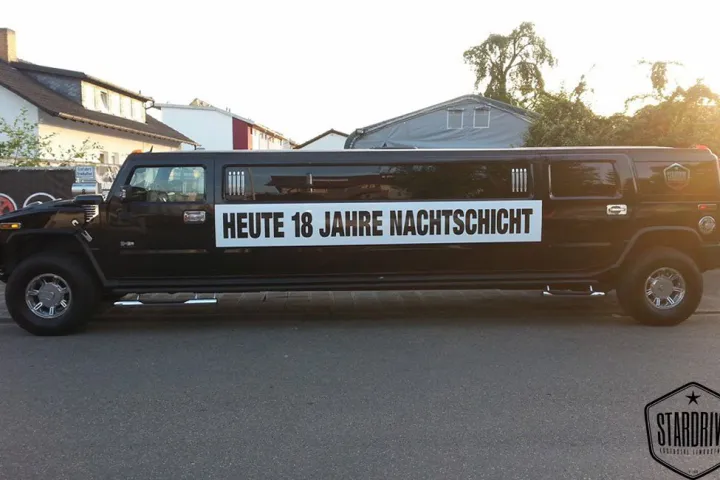 Schwarze Hummer-Limousine mit Werbebanner