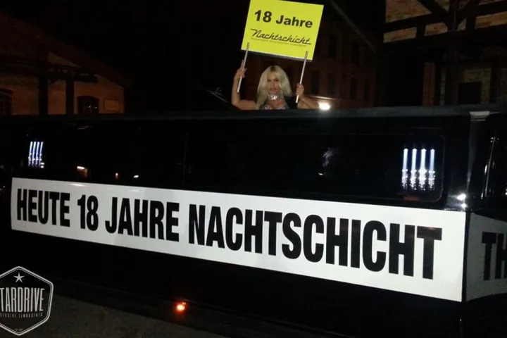 Limousine mit Geburtstagsbanner und Gästen