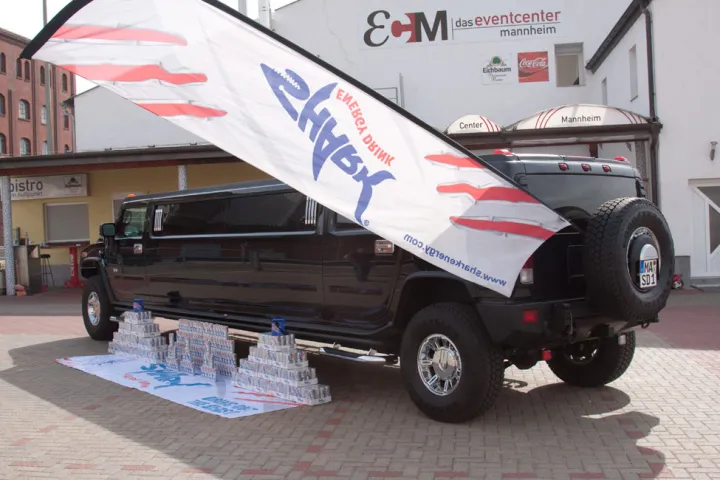 Schwarze Hummer-Limousine mit Werbefahne