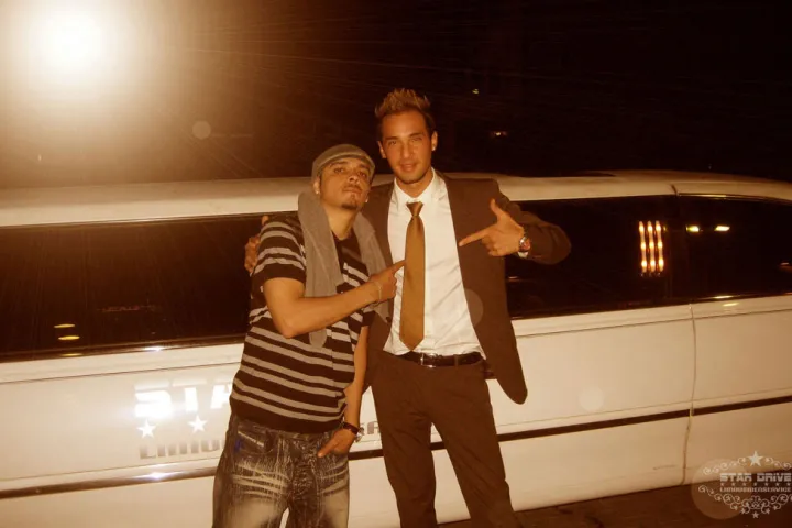 Zwei Männer vor einer weißen Limousine