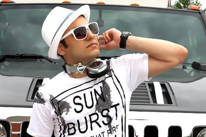 Mann mit Sonnenbrille vor einem Hummer
