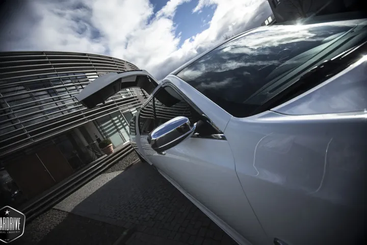 Weißer Chrysler 300C, Seitenspiegel und Fensterlinie im Detail