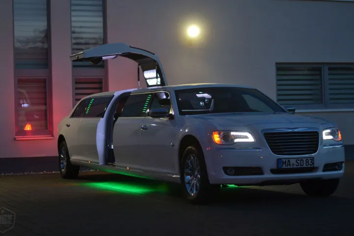 Chrysler 300C in der Dämmerung mit grüner Unterbodenbeleuchtung