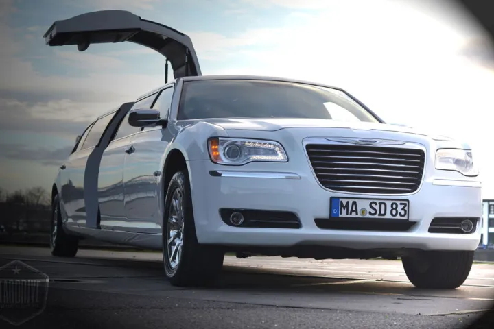 Frontansicht des Chrysler 300C mit offener Flügeltür