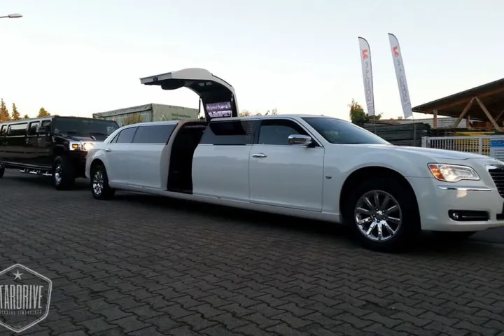 Chrysler 300C mit Flügeltür auf einem Platz