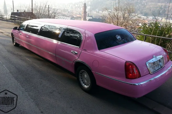Pinke Stretch-Limousine Lincoln Pink in der Heckansicht auf einem Aussichtspunkt