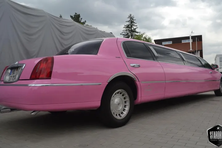 Heckansicht der pinken Stretch-Limousine Lincoln Pink
