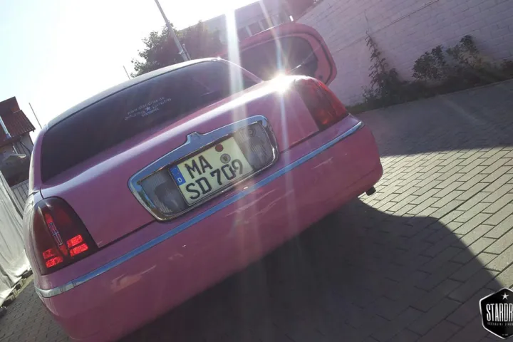 Lincoln Pink im Gegenlicht, Heckansicht mit Kennzeichen