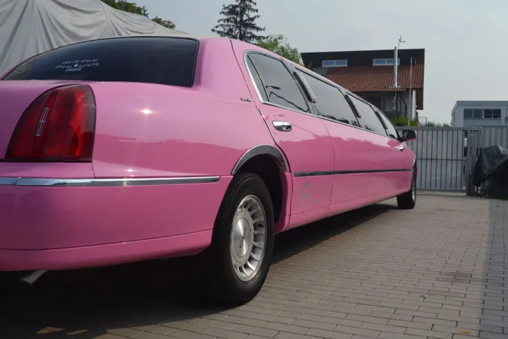 Lincoln Pink in der Heck- und Seitenansicht
