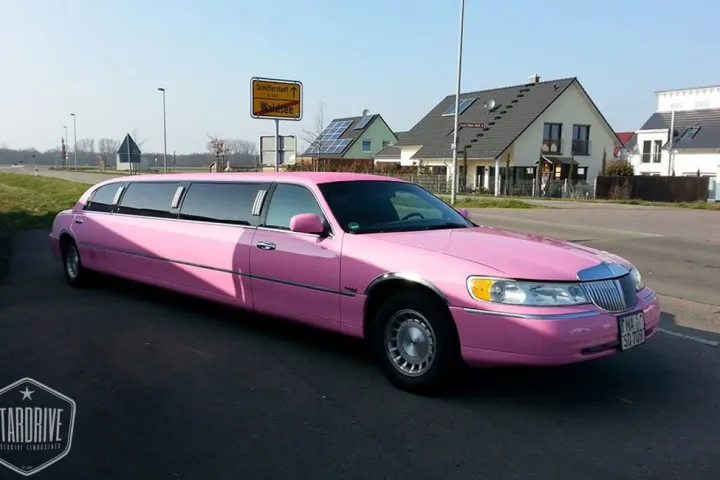 Pinke Stretch-Limousine Lincoln Pink auf einer Landstraße