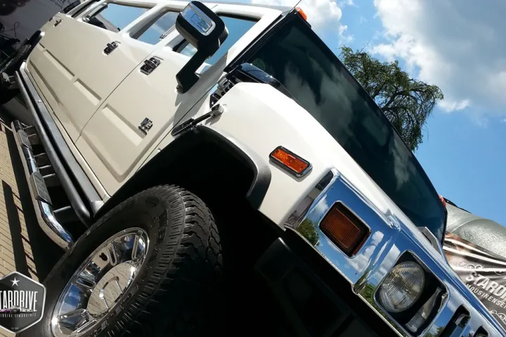 Weiße Hummer-H2-Limousine aus der Froschperspektive