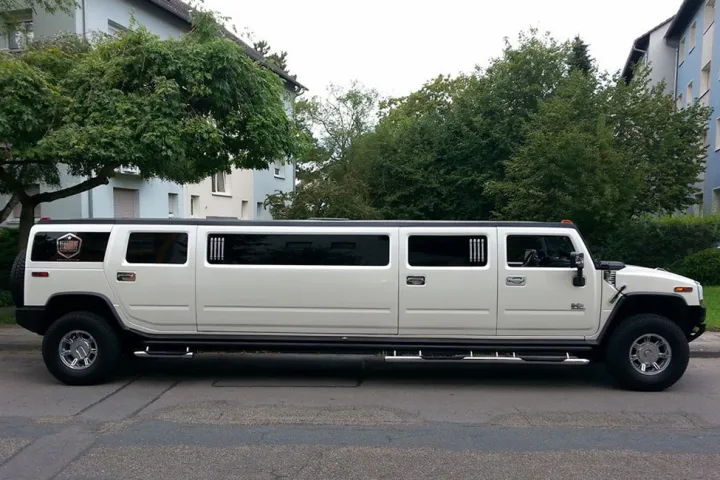 Weiße Hummer-H2-Stretch-Limousine in der Seitenansicht