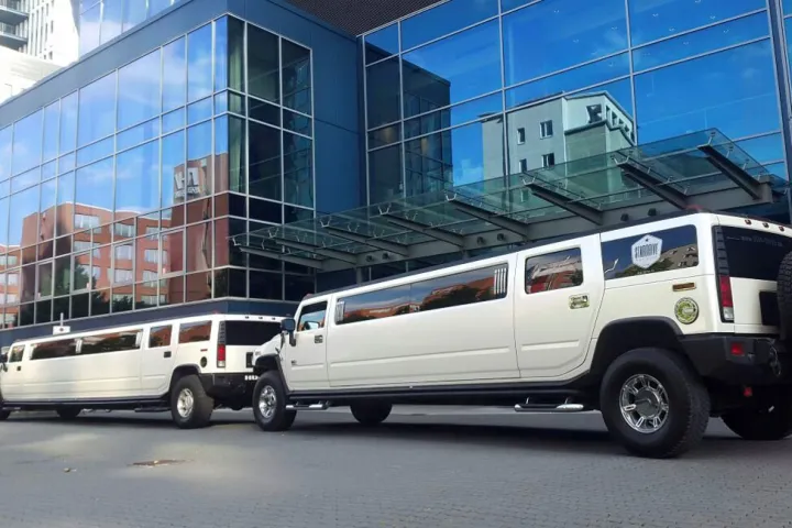 Hummer-H2-Limousine vor einem Glasgebäude