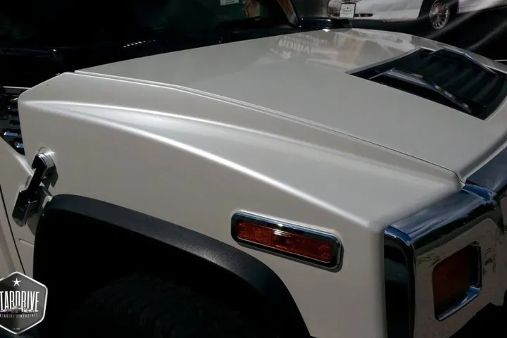 Motorhaube des weißen Hummer H2 im Detail