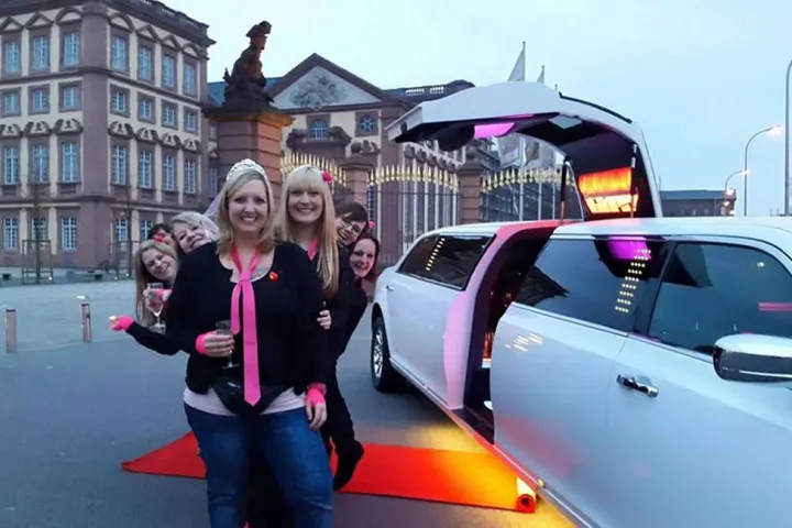 Gäste feiern mit einer STARDRIVE-Limousine (Foto 1)