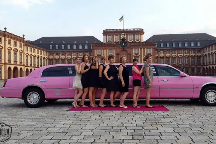Gäste feiern mit einer STARDRIVE-Limousine (Foto 2)