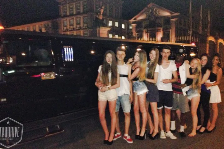 Gäste feiern mit einer STARDRIVE-Limousine (Foto 3)