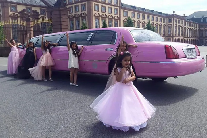 Gäste feiern mit einer STARDRIVE-Limousine (Foto 4)
