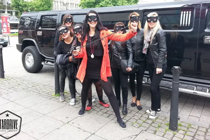 Gäste feiern mit einer STARDRIVE-Limousine (Foto 6)