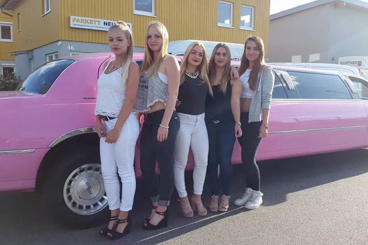 Gäste feiern mit einer STARDRIVE-Limousine (Foto 7)