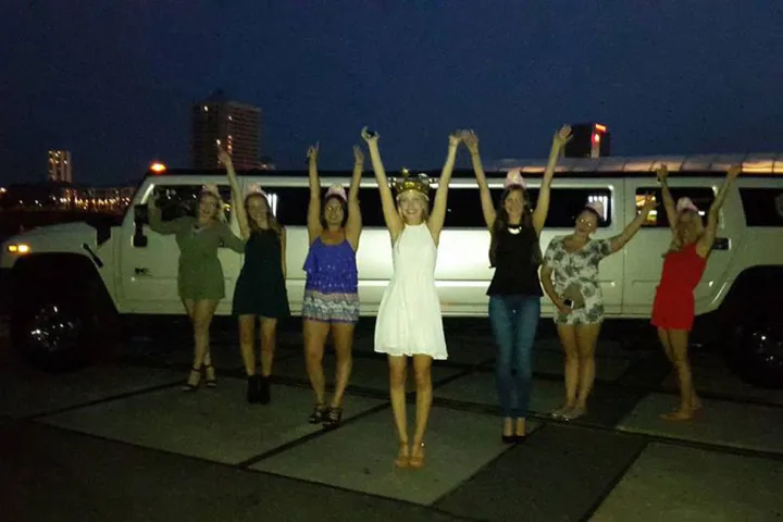 Gäste feiern mit einer STARDRIVE-Limousine (Foto 8)