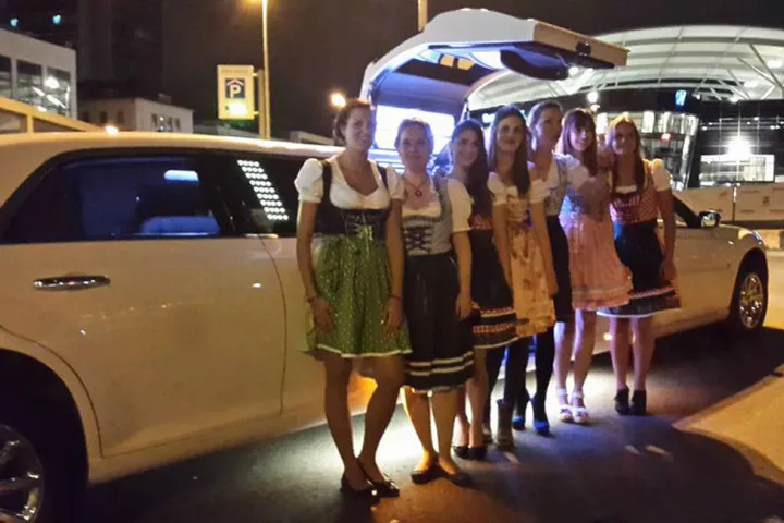 Gäste feiern mit einer STARDRIVE-Limousine (Foto 9)