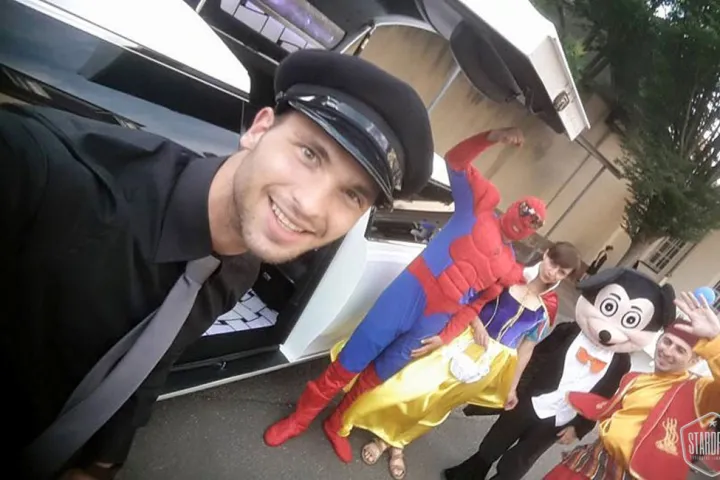 Gäste feiern mit einer STARDRIVE-Limousine (Foto 10)