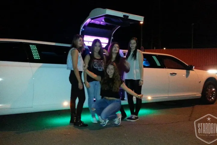 Gäste feiern mit einer STARDRIVE-Limousine (Foto 100)