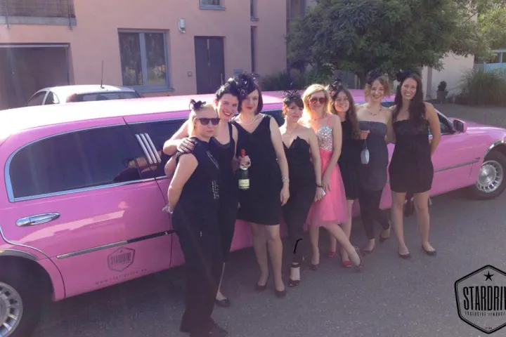 Gäste feiern mit einer STARDRIVE-Limousine (Foto 101)