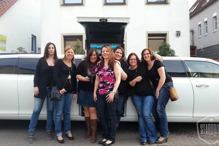 Gäste feiern mit einer STARDRIVE-Limousine (Foto 102)
