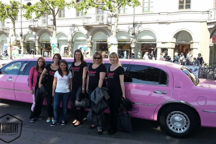 Gäste feiern mit einer STARDRIVE-Limousine (Foto 103)