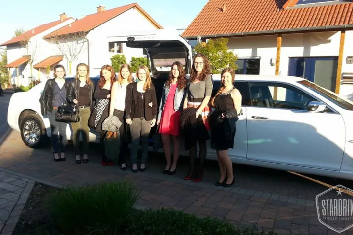 Gäste feiern mit einer STARDRIVE-Limousine (Foto 104)