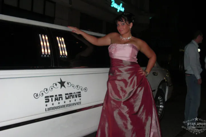 Gäste feiern mit einer STARDRIVE-Limousine (Foto 105)