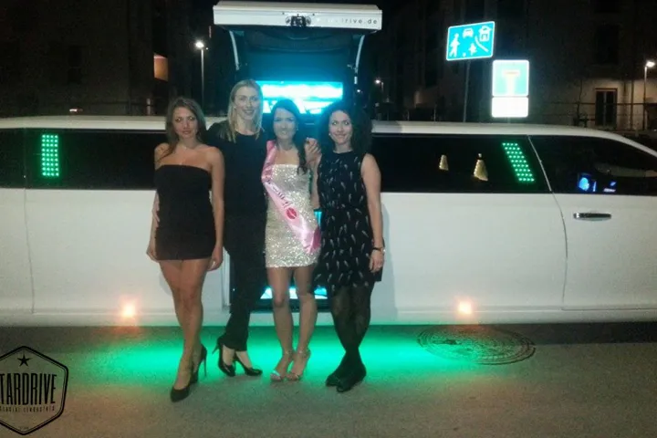 Gäste feiern mit einer STARDRIVE-Limousine (Foto 11)