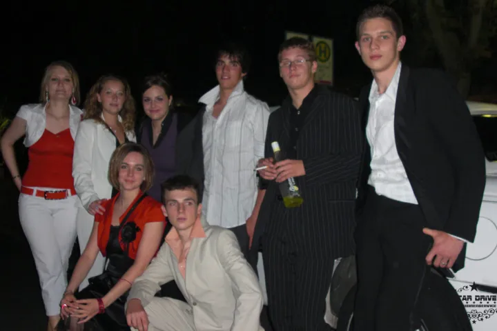 Gäste feiern mit einer STARDRIVE-Limousine (Foto 110)