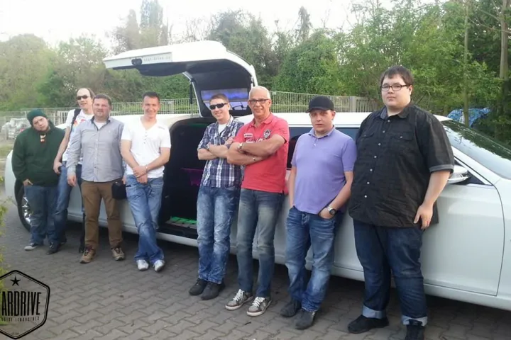 Gäste feiern mit einer STARDRIVE-Limousine (Foto 112)