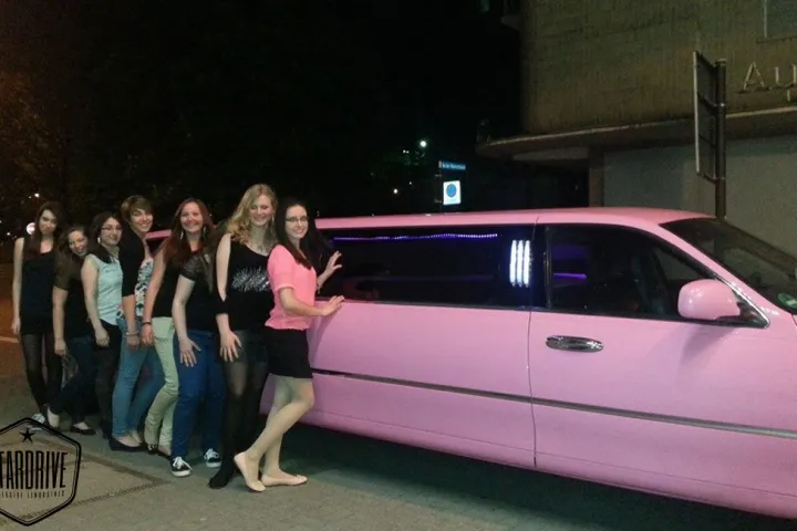 Gäste feiern mit einer STARDRIVE-Limousine (Foto 113)