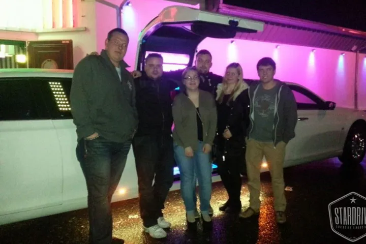 Gäste feiern mit einer STARDRIVE-Limousine (Foto 114)