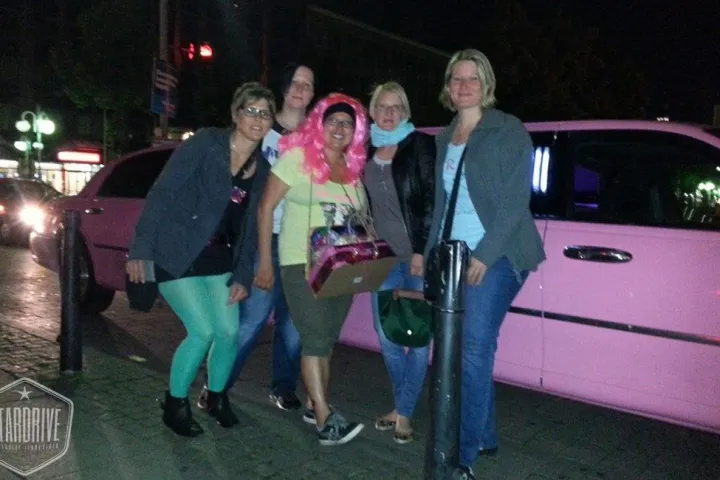 Gäste feiern mit einer STARDRIVE-Limousine (Foto 115)