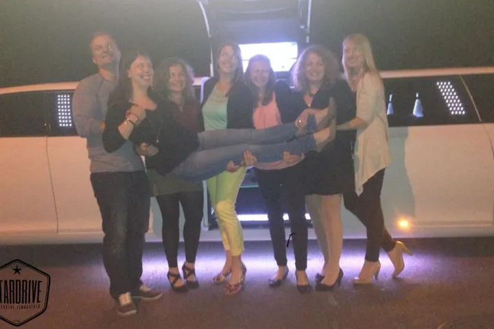 Gäste feiern mit einer STARDRIVE-Limousine (Foto 116)